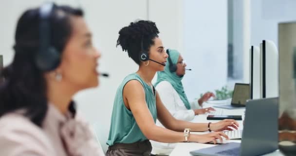 コールセンターのコンサルティングでコンピュータ テレマーケティングや黒の女性は 生命保険の顧客を支援する話 技術サポートの仕事で話すCrm カスタマーサービスコンサルタントまたは販売代理店 — ストック動画
