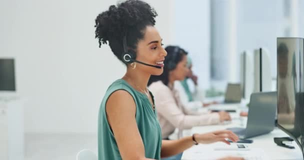 Υπολογιστή Τηλεμάρκετινγκ Μαύρη Γυναίκα Τηλεφωνικό Κέντρο Που Μιλάει Για Βοήθεια — Αρχείο Βίντεο