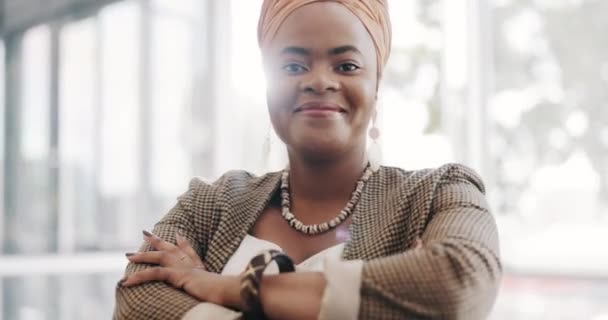 黒人女性 労働者の幸せな肖像画とビジネスリーダーシップ 経営の成功と会社のビジョン 目標とオフィスでの最高経営責任者 Ceo の誇り ナイジェリアのスタートアップのモチベーションのためのマネージャー 腕が交差し笑顔 — ストック動画