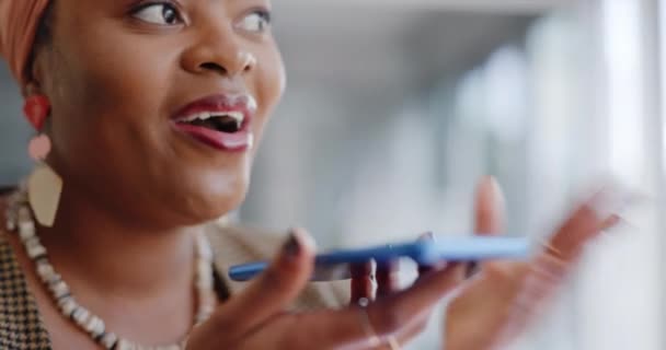 黑人妇女 脸和电话通话 扬声器电话和通信与网络 谈判和虚拟会议 商业女性 拥有用于企业呼叫或电话营销的智能手机的专业人士 — 图库视频影像