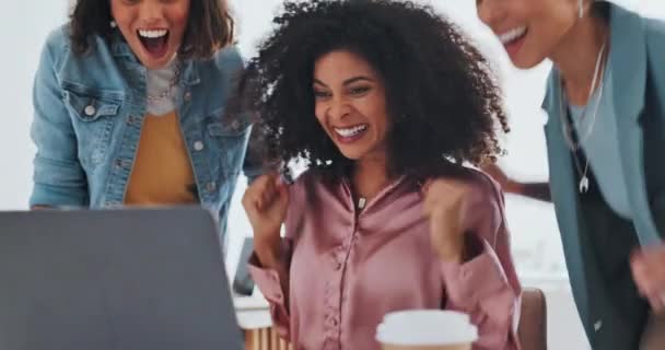 デジタルマーケティングの営業目標やKpiターゲットを祝う仕事でラップトップ 成功または女性の高5 ボーナス ビジネスの成長 達成を祝うために抱きしめる幸せな 勝者または興奮した従業員 — ストック動画