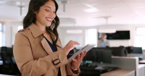 Επιχειρηματίας Χαμόγελο Και Εργάζονται Tablet Στο Γραφείο Για Σχεδιασμό Της — Αρχείο Βίντεο