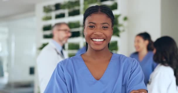 Czarna Kobieta Lekarz Twarz Uśmiechem Opieka Zdrowotna Personel Szpitala Personel — Wideo stockowe