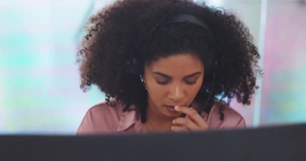Kopfschmerzen Stress Und Schwarze Frau Telemarketing Berater Mit Einem Schwierigen — Stockvideo