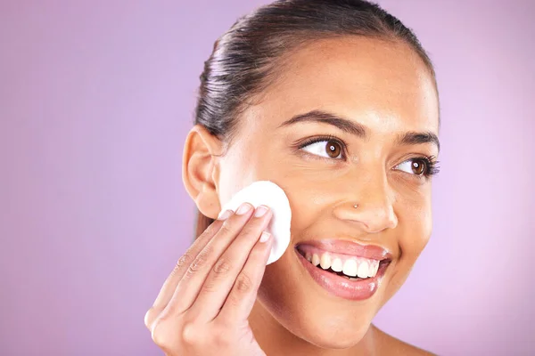 Skincare Beauty Woman Cotton Pad Purple Background Wellness Facial Cleanse — Foto Stock