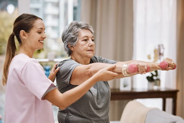 Women Senior Physiotherapy Help Dumbbell Wellness Clinic Healthcare Center Nursing —  Fotos de Stock