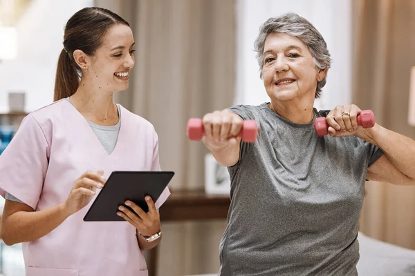 Nurse Tablet Old Woman Nursing Home Physical Therapy Fitness Dumbbell — Stockfoto