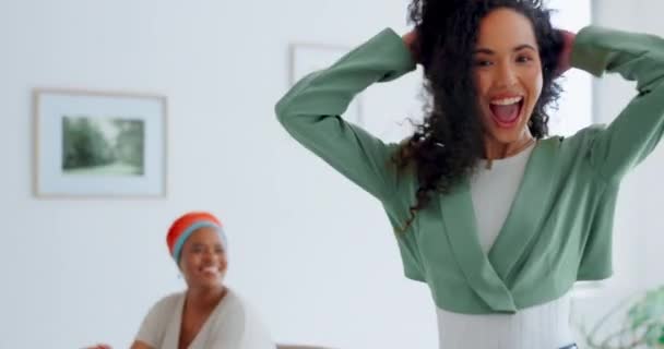 Танці Студентка Енергетичного Бізнесу Щаслива Через Стажування Корпоративного Офісу Енергією — стокове відео