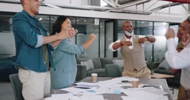 ビジネスミーティングの成功とチームビルディングとのコラボレーションでビジネスの人々 ダンス お祝い 多様性と共同作業 連帯とダンスとエネルギー — ストック動画
