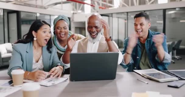 ビジネス ラップトップとチームを持つ男は 現代のオフィスでのパートナーシップとコラボレーションへの拍手を祝います デジタルターゲットを持つスタッフ 最高経営責任者 Ceo と従業員 企業取引とチームワークの企業目標 — ストック動画