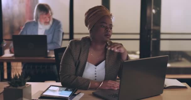 工作中的工作 压力和黑人女人 夜以继日的加班 非洲裔美国女性 有抑郁症 疲倦和疲惫不堪的员工和管理员 因截止日期 在线日程安排和焦虑而疲惫不堪 — 图库视频影像