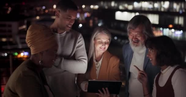 Tablet Collaboration Night Business Team Working Together City Office Balcony — Vídeo de stock