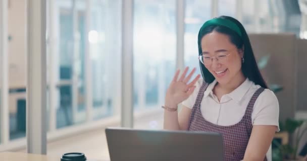 笑顔でアジアの企業の女性 ビデオ通話や波 インターネット上のオンラインセミナーやラップトップアプリ 東京でのビジネスコンサルティングのためのコンピュータ上のコミュニケーションの専門家 デジタル連絡先やビデオ会議 — ストック動画