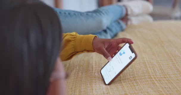 Τηλέφωνο Ιστοσελίδα Και Οθόνη App Ένα Ζευγάρι Στο Κρεβάτι Ανάγνωση — Αρχείο Βίντεο