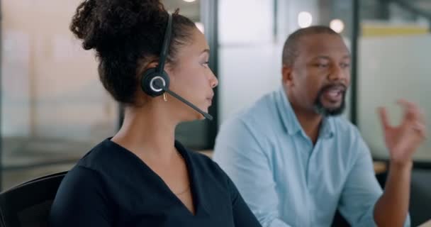 呼叫中心 培训并与办公室主管沟通 以获得专家的指导 帮助和建议 在网上客户服务咨询公司询问专业工作反馈的黑人 — 图库视频影像