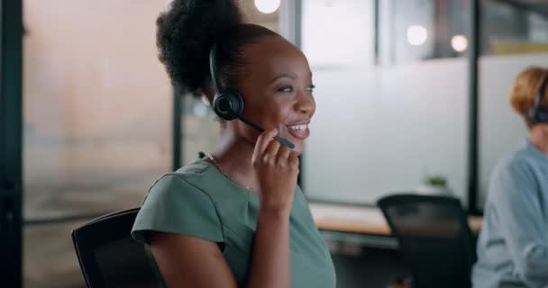 黑人妇女 拳头庆祝和电话营销成功的呼叫中心咨询 客户支持和幸福在办公室 非洲妇女 雇员成绩和对五名客户的高度支持 — 图库视频影像