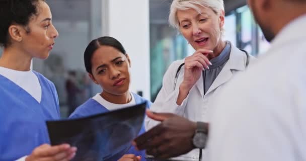 Sağlık Doktorlar Röntgen Danışma Hastanede Konuşma Sağlık Uzmanları Sağlık Hizmetleri — Stok video