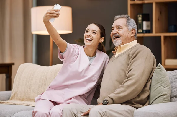 Nurse Selfie Old Man Nursing Home Smartphone Smile Picture Caregiver —  Fotos de Stock
