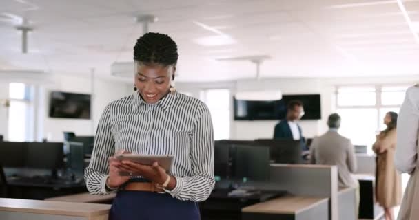 Tablet Research Design Business Black Woman Work Using Internet Her — Vídeo de stock