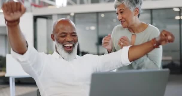 幸せな労働者 暗号またはフィンテックの目標を持つビジネスマン グループのお祝いとオフィスダンス 株式市場 デジタルNftまたは利益への金融 投資および成功のための黒人男性 女性と興奮 — ストック動画