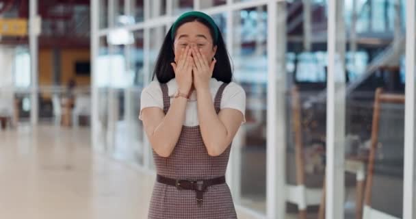 惊讶又兴奋的是 一个亚洲商人女人的表情被她的双手放在脸上吓到了 女性员工感到震惊的形象 情感或动机是个好消息 — 图库视频影像