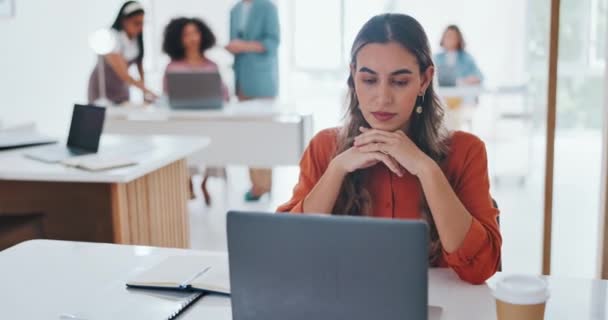 Bisnis Stres Dan Wanita Dengan Laptop Lelah Dan Bekerja Terlalu — Stok Video