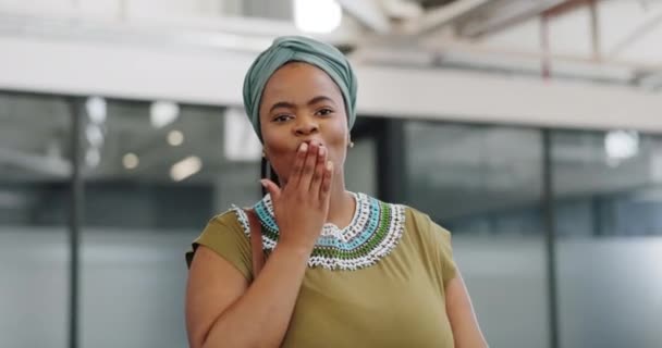 Creative Black Woman Blowing Kiss Walking Office Ready Corporate Startup — Vídeo de Stock