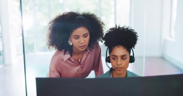 コールセンター コーチング 女性とのコンピュータ テレマーケティング オフィスでのチームワークとのコミュニケーション 黒人女性 メンターと顧客サービスのCrm専門家 アトランタの仕事でのヘルプとトレーニング — ストック動画