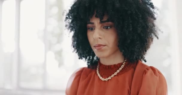 Black Woman Computer Focus Reading Corporate Email Communication Planning Seo — Vídeo de stock