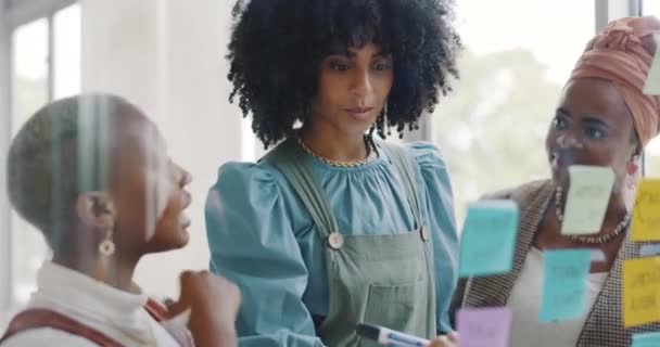 黑人妇女 商业计划和关于玻璃的想法 窗口和目标物流的时间表 Kpi目标或创业合作 团队和规划说明 议程或创造性远见 — 图库视频影像