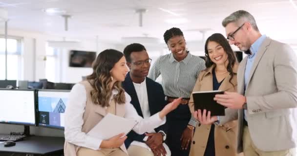 企画や戦略のためにオフィスで会議中に話すタブレット コラボレーション ビジネスチーム 多様性 チームワーク ビジネスマンマネージャーや職場の同僚グループとのコミュニケーション — ストック動画