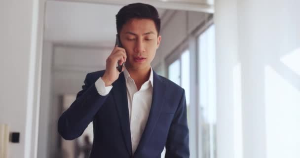 Phone Call Business Asian Man Walking Office Communication Company Negotiation — Vídeo de Stock