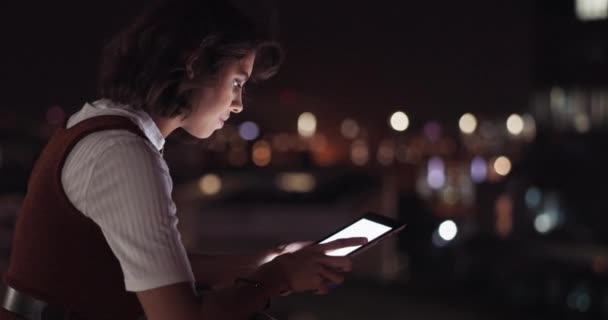Woman Tablet Balcony Night City Digital Marketing Online Networking Planning — Vídeos de Stock
