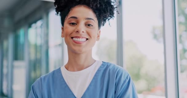 Лицо Здравоохранение Медицина Черной Медсестрой Стоящей Больнице Лечения Страхования Портрет — стоковое видео