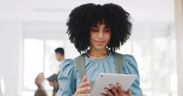 Πρόσωπο Επιχείρηση Και Μαύρη Γυναίκα Tablet Σύνδεση Και Μέσα Κοινωνικής — Αρχείο Βίντεο