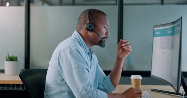 Call Center Black Man Headache Computer Stress Burnout Desktop Glitch — Stock videók