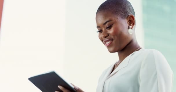 データ分析 オンライン戦略 アプリ研究を計画するためのタブレット付きの都市 ビジネス 黒人女性 モックアップ オフィスビルやソーシャルメディア インターネットやウェブサイトのデザインのためのデジタル技術 — ストック動画