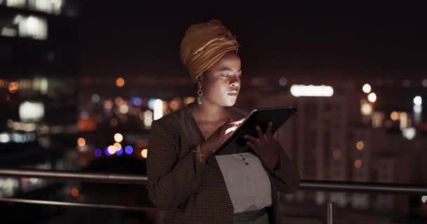 オフィスで屋外で仕事をしながら研究をしている黒人女性とタブレット 夜とバルコニー 外部のオンライン検索アプリを使用して女性従業員との財務 データ — ストック動画