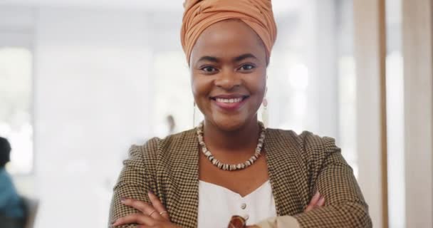 Счастливый Улыбчивый Лицо Профессиональной Чернокожей Женщины Позитивным Мышлением Корпоративном Офисе — стоковое видео