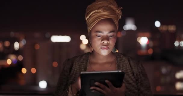 Tablet Night Balcony Business Black Woman Doing Research While Working — Stockvideo