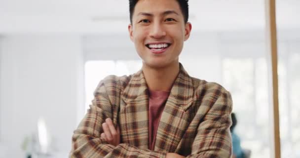 一个亚洲男人的双手交叉 自豪和脸庞 在公司 幸福的远见和在广告行业工作 在工作场所成功 自信和快乐的商人的目标 微笑和肖像 — 图库视频影像
