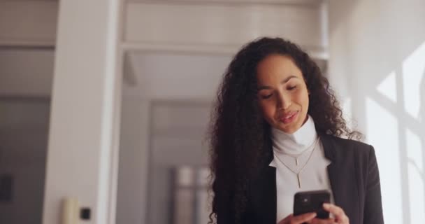 Phone Walking Business Woman Office Texting Internet Browsing Social Media — Video