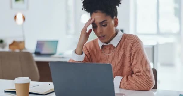 压力和女人与笔记本电脑 疲倦和过度工作的办公室 倦怠和压力与心理健康 有疲劳 沮丧和在线工作的女性 女孩和管理员 — 图库视频影像