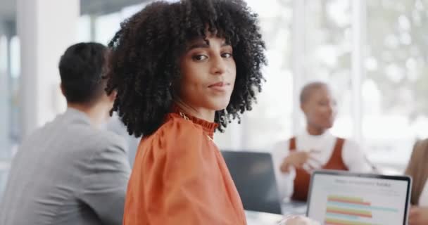 会議でのビジネスと黒の女性 ブレインストーミングやオフィスでの計画 チーム スタッフ 女性リーダーが笑顔で話し合い イノベーション 企業目標 企業目標のアイデアを共有 — ストック動画