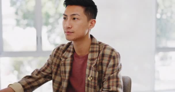 亚洲商人 负责数字营销研究 数据分析或广告代理中的创意策略的面部和计算机规划 在办公室桌面上工作的快乐的日本员工的肖像 — 图库视频影像