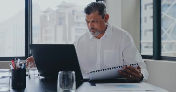 Businessman Office Drink Water Documents Laptop Focus Market Research Analysis — Stock videók