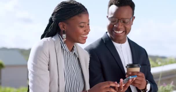 Siyah Bir Ekibiyle Birliği Iletişim Kahve Telefon Kullanırken Dışarıda Konuşma — Stok video