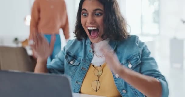Batti Cinque Laptop Dipendenti Felici Con Successo Nella Celebrazione Obiettivi — Video Stock