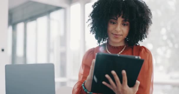 公司的黑人女性 办公室和平板电脑 带着微笑进行沟通 电子邮件或数字营销 多伦多的商界领袖女性 数字技术或社交媒体营销促进焦点 阅读或快乐 — 图库视频影像