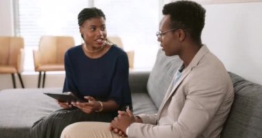 Tablet, siyah kadın ve siyah adam dijital pazarlama SEO 'su ya da dijital ajans için reklam stratejisi toplantısındalar. Takım çalışması, işbirliği ya da online bir proje hakkında konuşan ya da konuşan çalışanlar.